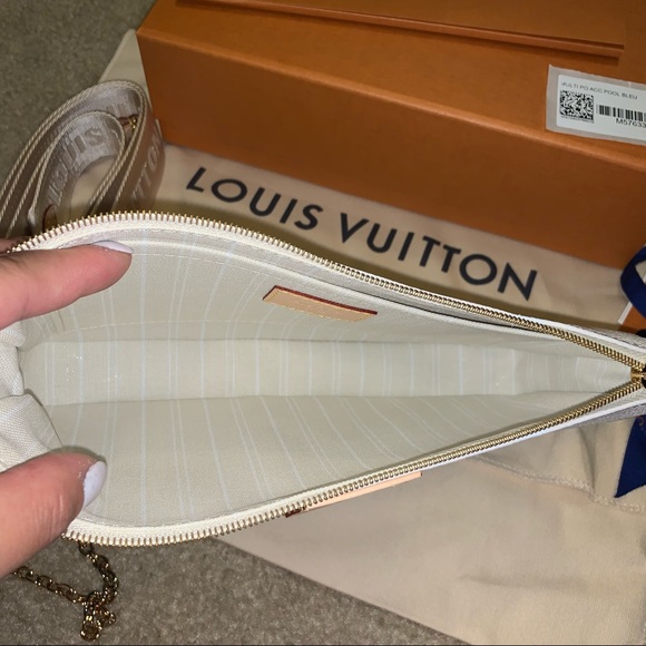 LV multiple Pochette by the pool - Picture 9 of 15